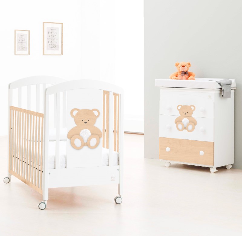 Moderní dětský pokoj s dekórem dřeva a medvídkem Peluche od Italbaby
